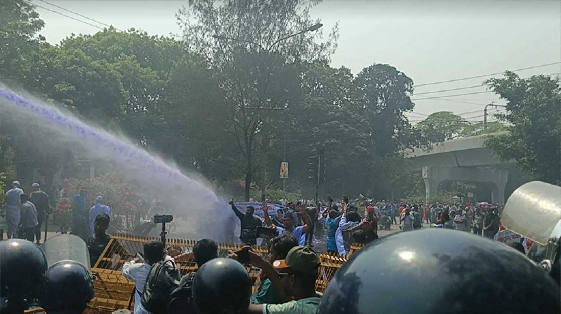 সচিবালয়মুখী চাকরিচ্যুত সাবেক বিডিআর সদস্যদের ওপর জলকামান নিক্ষেপ